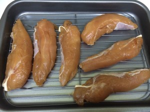 鶏ササミ肉の燻製を乾燥させる