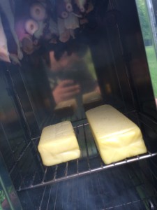 ユニフレームフォールディングスモーカーFS600でチーズを燻製！