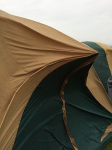 北海道の京極キャンプ場でタープが曲がるほどの強風