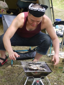 キャンプで魚を焼く僕です