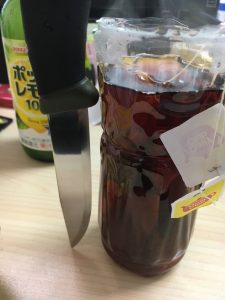 日東紅茶でモーラナイフを黒錆加工