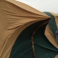北海道の京極キャンプ場でタープが曲がるほどの強風