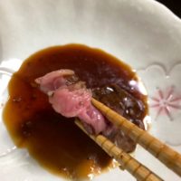 低温調理ステーキを沖縄の万能タレゆうなで食べる